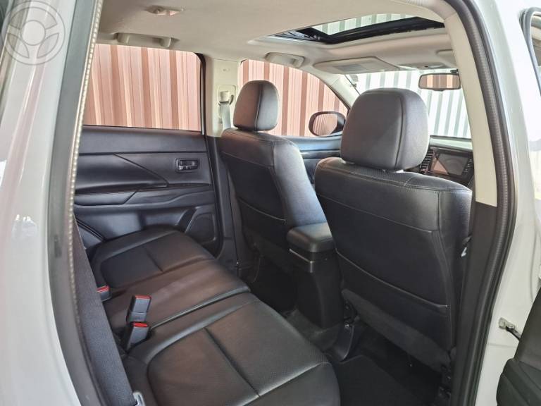 MITSUBISHI - OUTLANDER 2.0 16V 4P AUTOMÁTICO - 2015/2016 - BRANCA - R$ 88.900,00