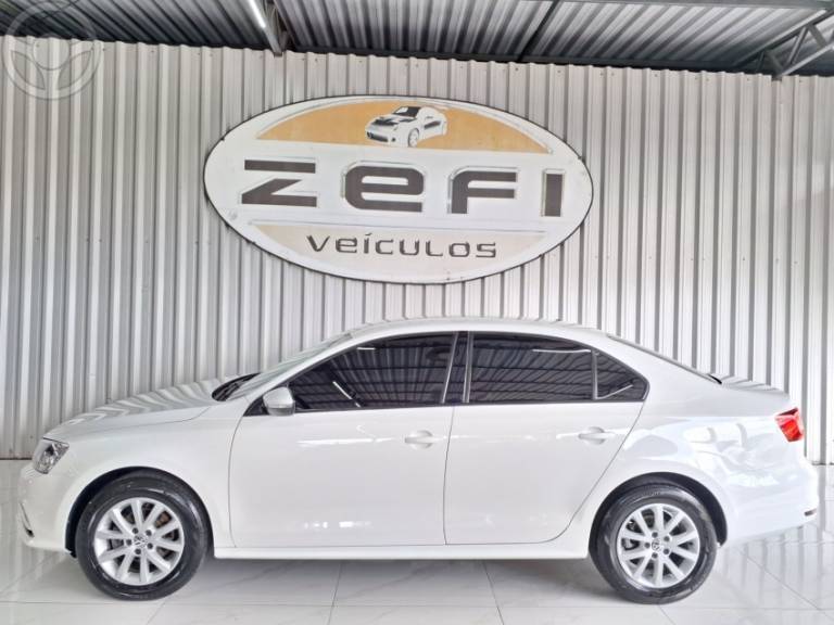 VOLKSWAGEN - JETTA 2.0 TRENDLINE FLEX 4P TIPTRONIC - 2014/2015 - BRANCA - R$ 64.900,00