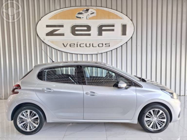 PEUGEOT - 208 1.6 GRIFFE 16V FLEX 4P AUTOMÁTICO - 2017/2018 - PRATA - R$ 63.900,00