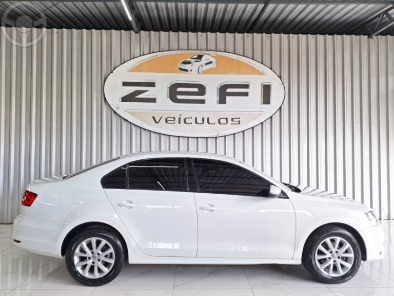 VOLKSWAGEN - JETTA 2.0 TRENDLINE FLEX 4P TIPTRONIC - 2014/2015 - BRANCA - R$ 64.900,00