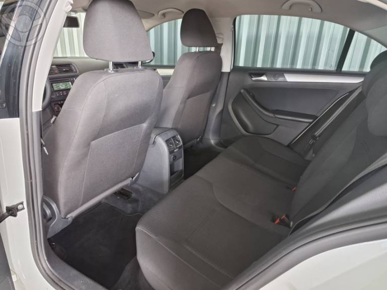 VOLKSWAGEN - JETTA 2.0 TRENDLINE FLEX 4P TIPTRONIC - 2014/2015 - BRANCA - R$ 64.900,00