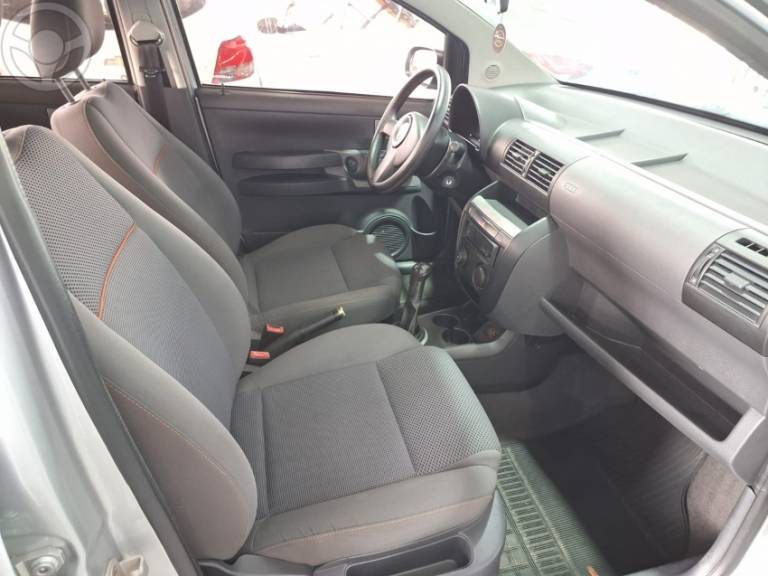 VOLKSWAGEN - FOX 1.0 MI 8V FLEX 4P MANUAL - 2009/2010 - PRATA - R$ 26.900,00