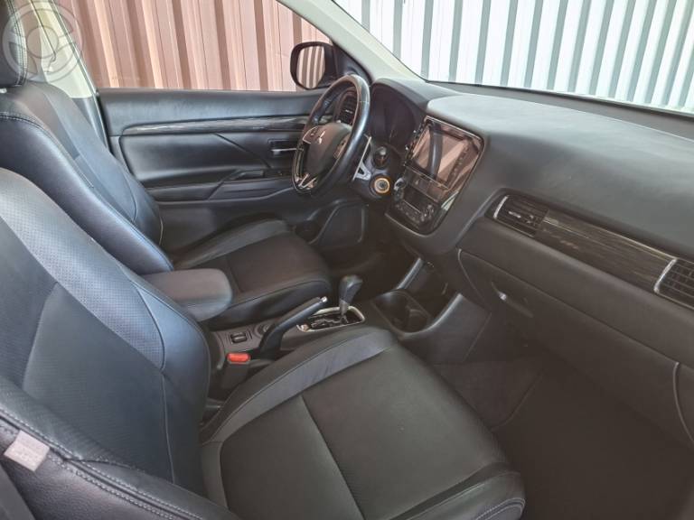 MITSUBISHI - OUTLANDER 2.0 16V 4P AUTOMÁTICO - 2015/2016 - BRANCA - R$ 88.900,00
