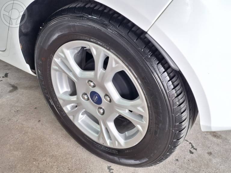 FORD - FIESTA 1.6 SE HATCH 16V FLEX 4P AUTOMÁTICO - 2015/2016 - BRANCA - R$ 51.900,00