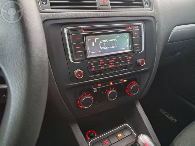 VOLKSWAGEN - JETTA 2.0 TRENDLINE FLEX 4P TIPTRONIC - 2014/2015 - BRANCA - R$ 64.900,00