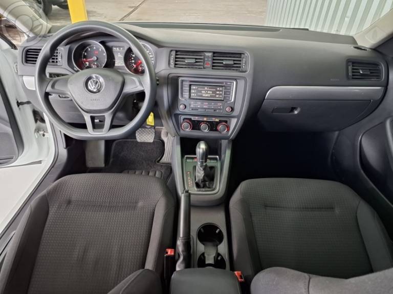 VOLKSWAGEN - JETTA 2.0 TRENDLINE FLEX 4P TIPTRONIC - 2014/2015 - BRANCA - R$ 64.900,00