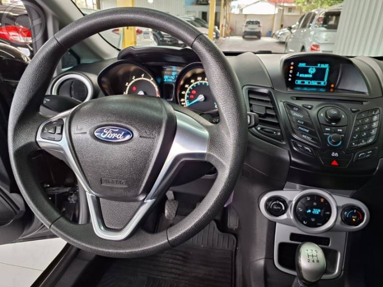 FORD - FIESTA 1.6 SE HATCH 16V FLEX 4P MANUAL - 2015/2016 - PRETA - R$ 49.900,00