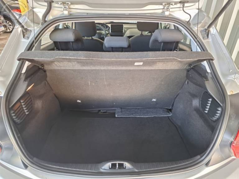 PEUGEOT - 208 1.6 GRIFFE 16V FLEX 4P AUTOMÁTICO - 2017/2018 - PRATA - R$ 63.900,00
