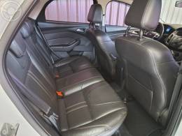 FORD - FOCUS 1.6 SE 16V FLEX 4P AUTOMÁTICO - 2014/2015 - BRANCA - R$ 52.900,00