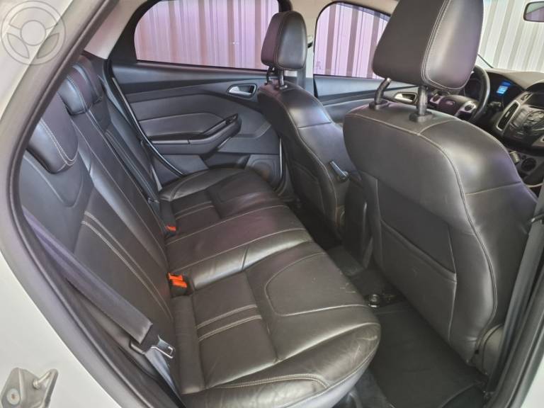 FORD - FOCUS 1.6 SE 16V FLEX 4P AUTOMÁTICO - 2014/2015 - BRANCA - R$ 52.900,00