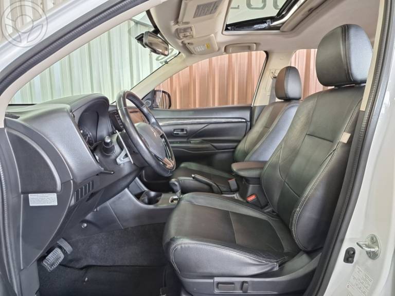 MITSUBISHI - OUTLANDER 2.0 16V 4P AUTOMÁTICO - 2015/2016 - BRANCA - R$ 88.900,00