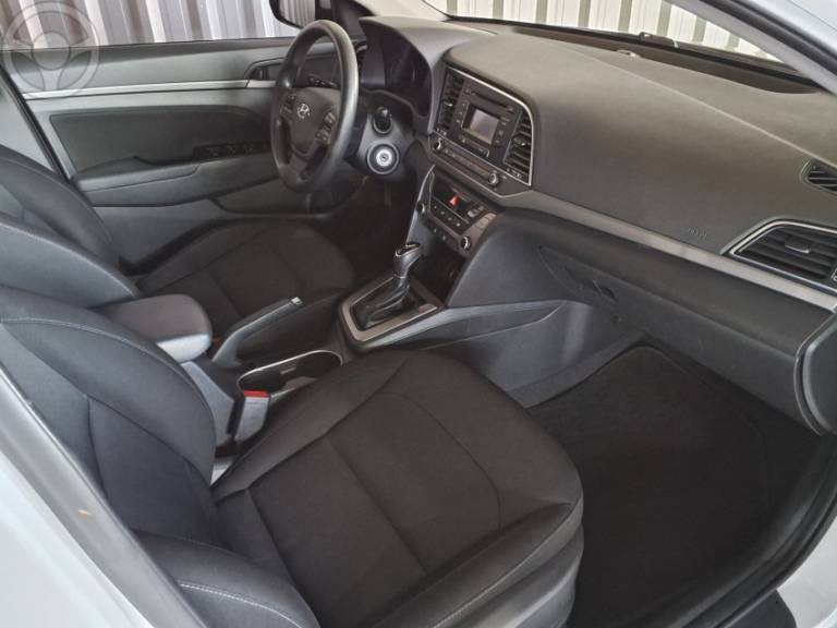 HYUNDAI - ELANTRA 2.0 16V FLEX 4P AUTOMÁTICO - 2016/2017 - BRANCA - R$ 79.900,00