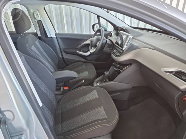 PEUGEOT - 208 1.6 GRIFFE 16V FLEX 4P AUTOMÁTICO - 2017/2018 - PRATA - R$ 63.900,00