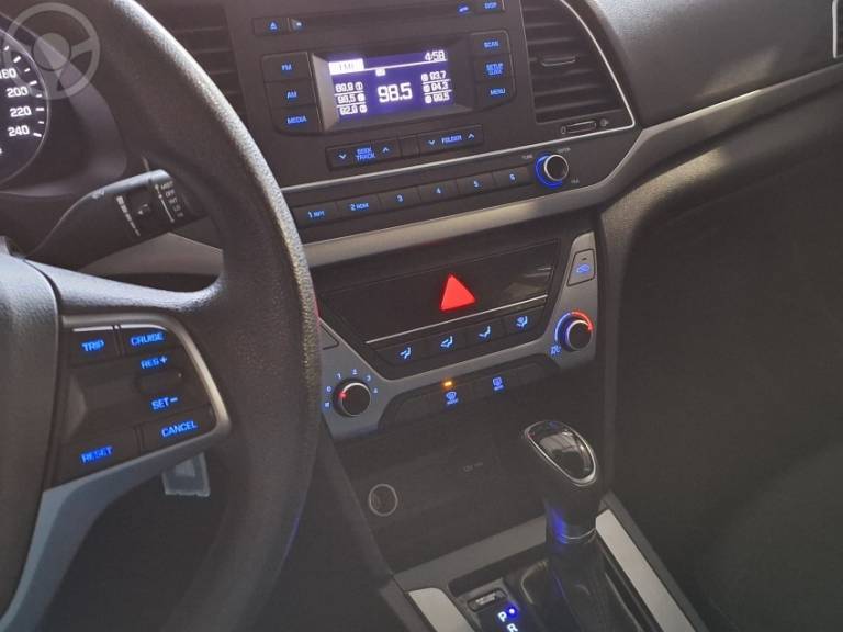 HYUNDAI - ELANTRA 2.0 16V FLEX 4P AUTOMÁTICO - 2016/2017 - BRANCA - R$ 79.900,00