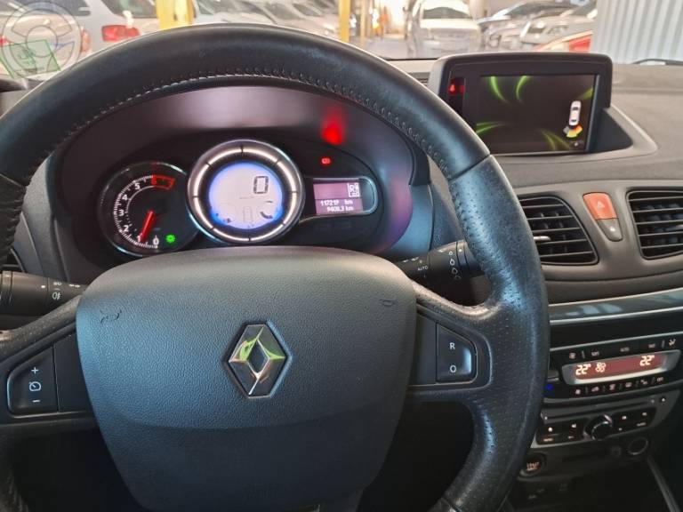 RENAULT - FLUENCE 2.0 DYNAMIQUE PLUS 16V FLEX 4P AUTOMÁTICO - 2015/2016 - PRATA - R$ 58.900,00