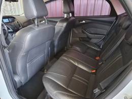 FORD - FOCUS 1.6 SE 16V FLEX 4P AUTOMÁTICO - 2014/2015 - BRANCA - R$ 52.900,00