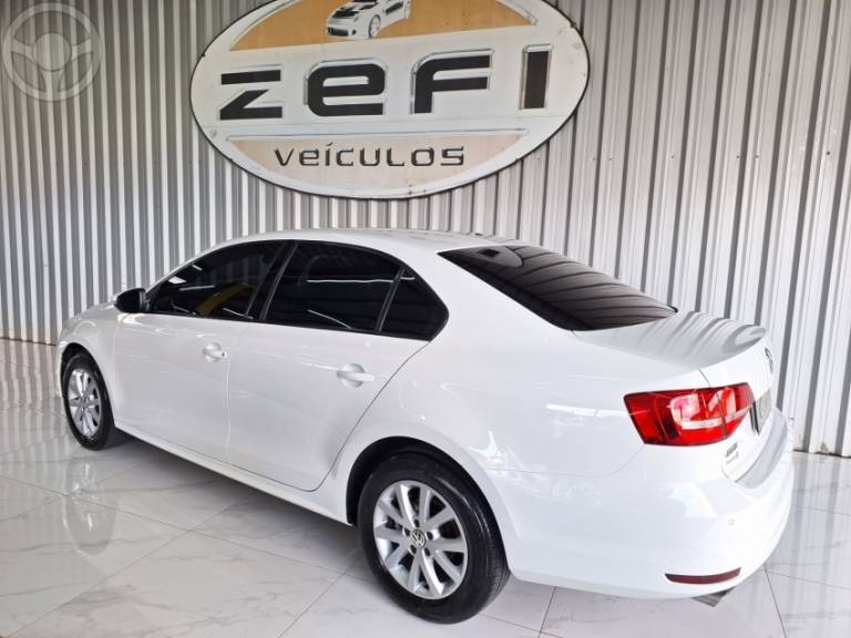 VOLKSWAGEN - JETTA 2.0 TRENDLINE FLEX 4P TIPTRONIC - 2014/2015 - BRANCA - R$ 64.900,00