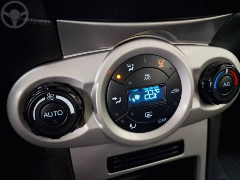FORD - FIESTA 1.6 SE HATCH 16V FLEX 4P AUTOMÁTICO - 2015/2016 - BRANCA - R$ 51.900,00