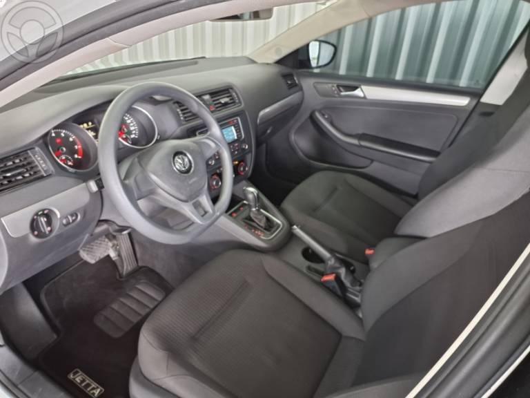 VOLKSWAGEN - JETTA 2.0 TRENDLINE FLEX 4P TIPTRONIC - 2014/2015 - BRANCA - R$ 64.900,00