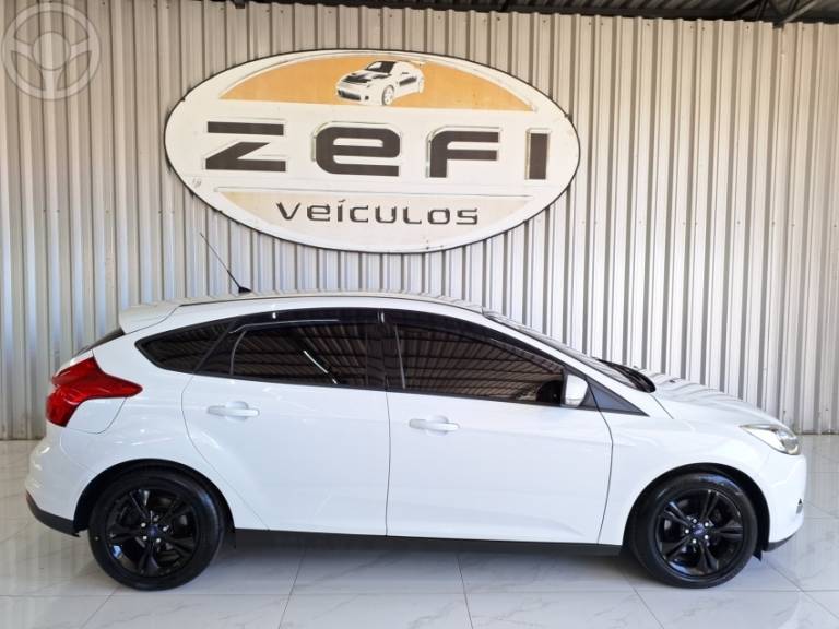 FORD - FOCUS 1.6 SE 16V FLEX 4P AUTOMÁTICO - 2014/2015 - BRANCA - R$ 52.900,00