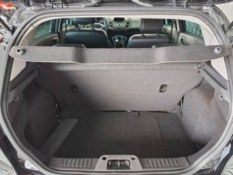 FORD - FIESTA 1.6 SE HATCH 16V FLEX 4P MANUAL - 2015/2016 - PRETA - R$ 49.900,00
