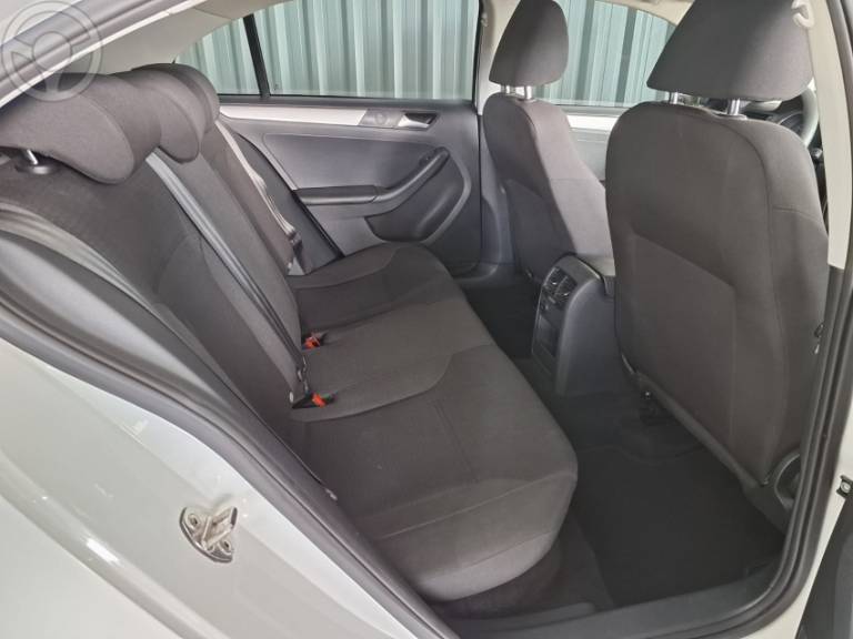 VOLKSWAGEN - JETTA 2.0 TRENDLINE FLEX 4P TIPTRONIC - 2014/2015 - BRANCA - R$ 64.900,00