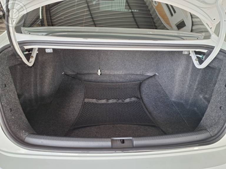 VOLKSWAGEN - JETTA 2.0 TRENDLINE FLEX 4P TIPTRONIC - 2014/2015 - BRANCA - R$ 64.900,00