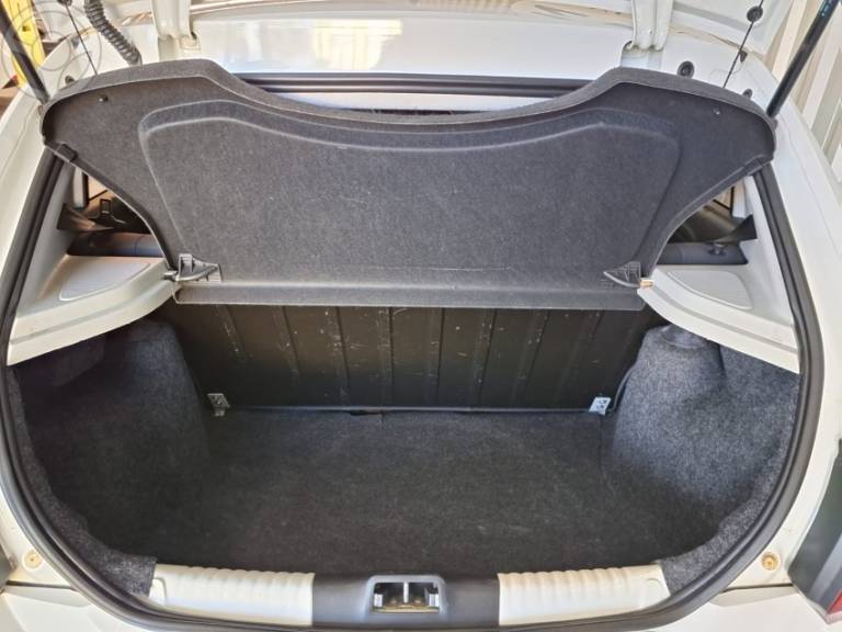 VOLKSWAGEN - GOL 1.0 12V MPI TOTALFLEX TRENDLINE 4P MANUAL - 2016/2017 - BRANCA - R$ 42.900,00