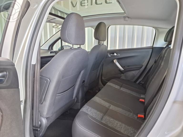 PEUGEOT - 208 1.6 GRIFFE 16V FLEX 4P AUTOMÁTICO - 2017/2018 - PRATA - R$ 63.900,00
