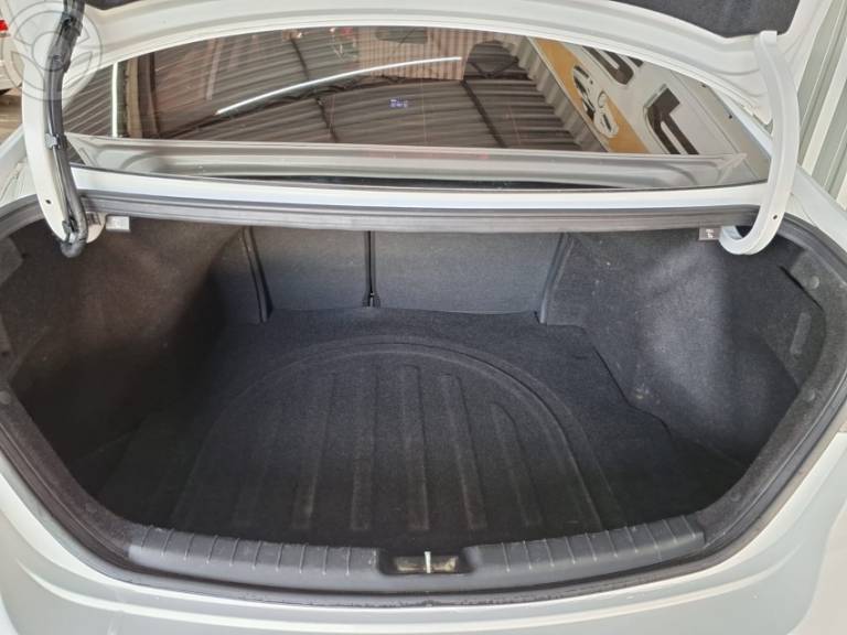 HYUNDAI - ELANTRA 2.0 16V FLEX 4P AUTOMÁTICO - 2016/2017 - BRANCA - R$ 79.900,00